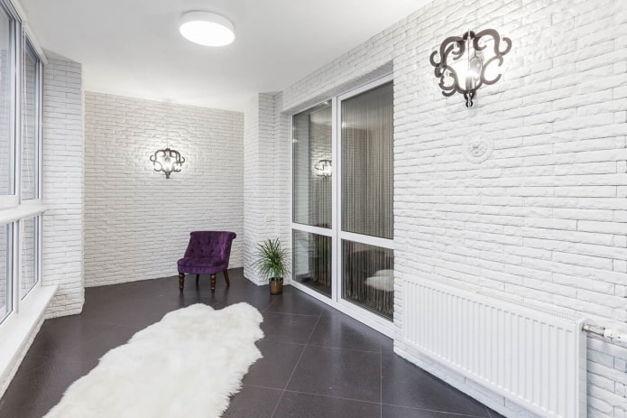 carrelage en plâtre à l'intérieur du balcon