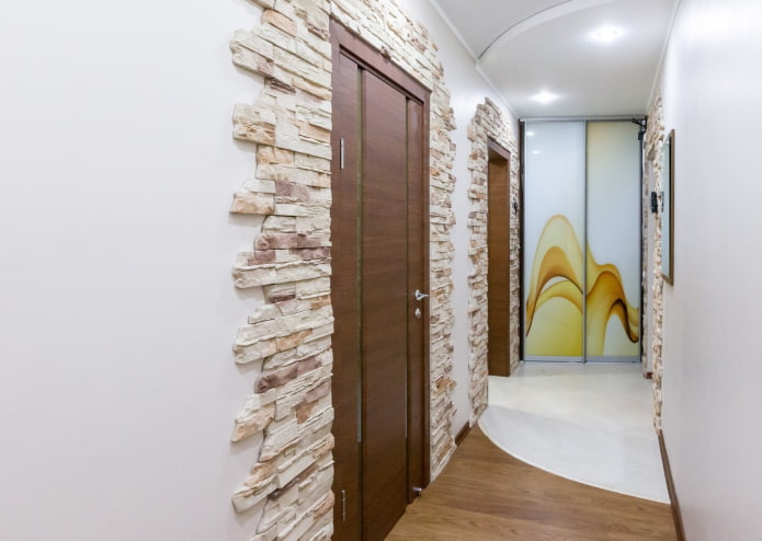 carrelage de plâtre autour de la porte à l'intérieur