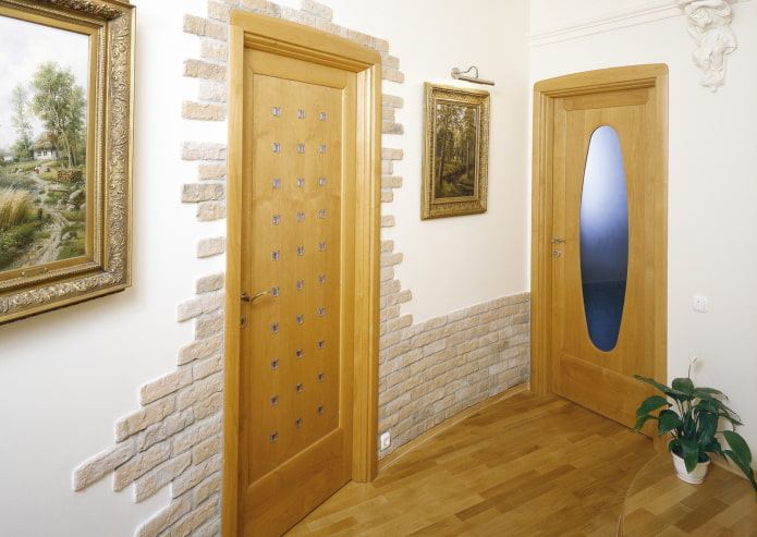 carrelage de plâtre autour de la porte à l'intérieur