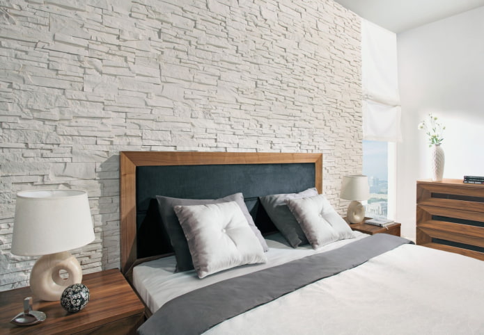 carrelage en plâtre sur le mur à l'intérieur