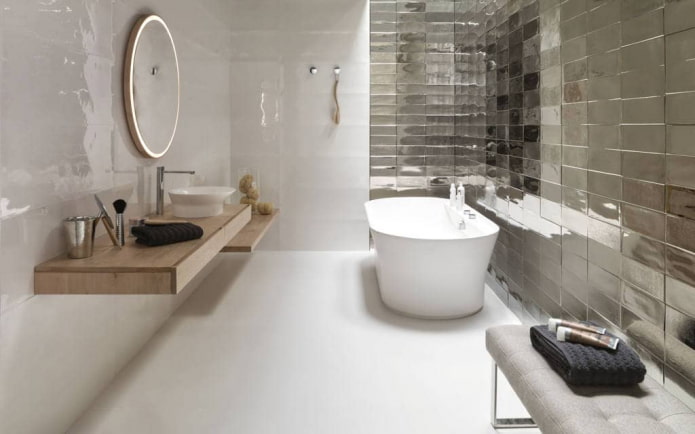 carrelage miroir près de la baignoire