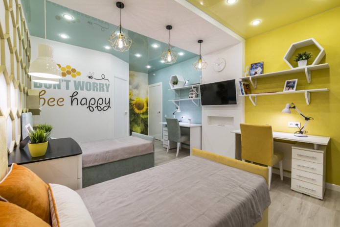 plafond turquoise et jaune de la chambre d'enfant
