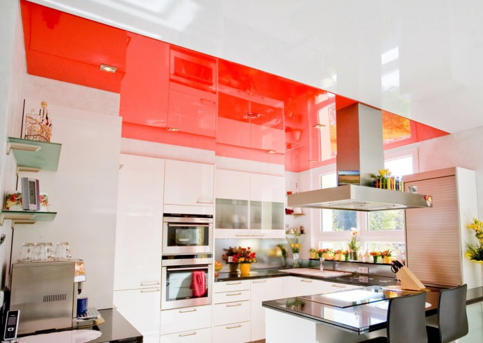 Plafond rouge dans la cuisine