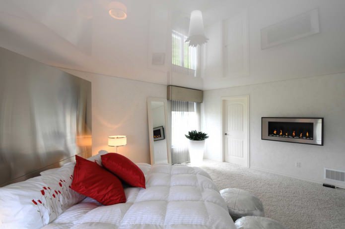 Murs et sol blancs dans la chambre
