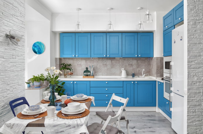 Combinaison de blanc et de bleu à l'intérieur