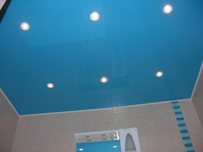 Plafond tendu brillant de couleur bleue
