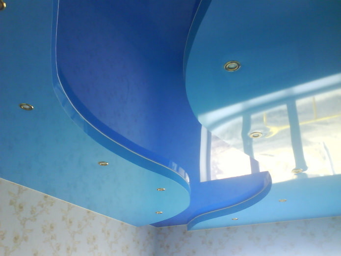 plafond tendu à deux niveaux bleu