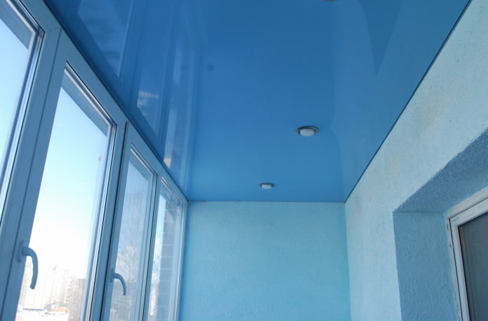 Plafond tendu bleu sur la loggia