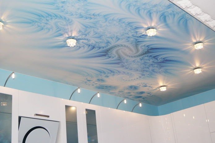 structure de plafond blanche et bleue avec spots