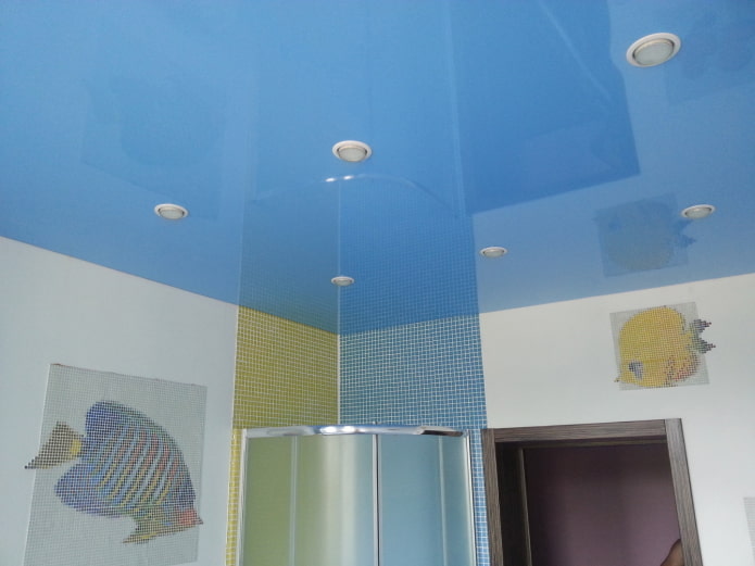 Plafond tendu bleu à un niveau