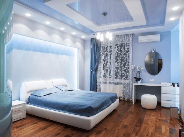 Structure de plafond bleu dans la chambre