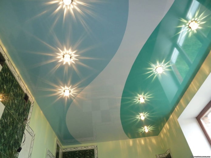 Structure de plafond avec une combinaison de couleurs vertes et bleues