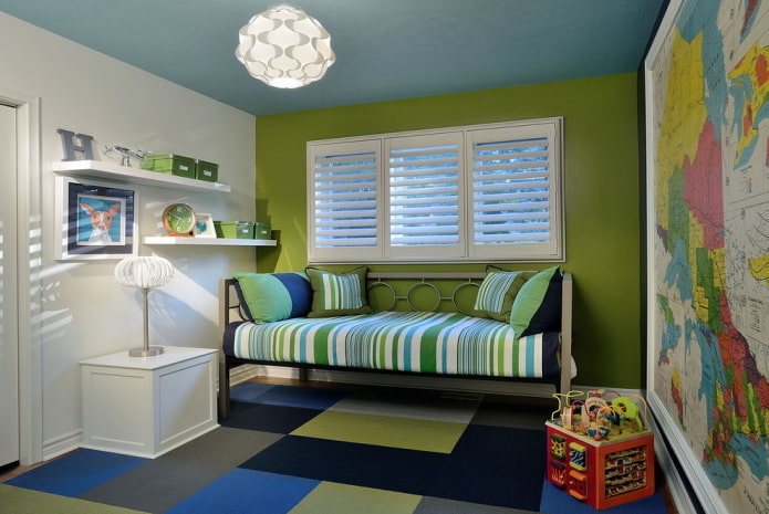 Plafond bleu combiné avec des murs verts