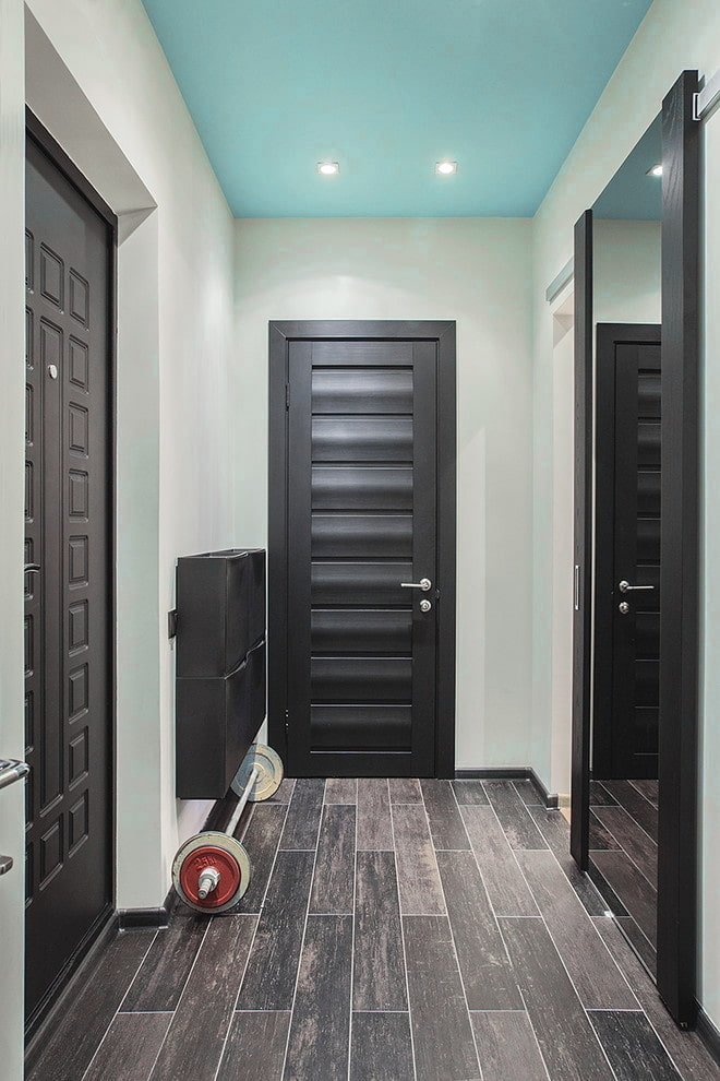 Plafond bleu dans le couloir