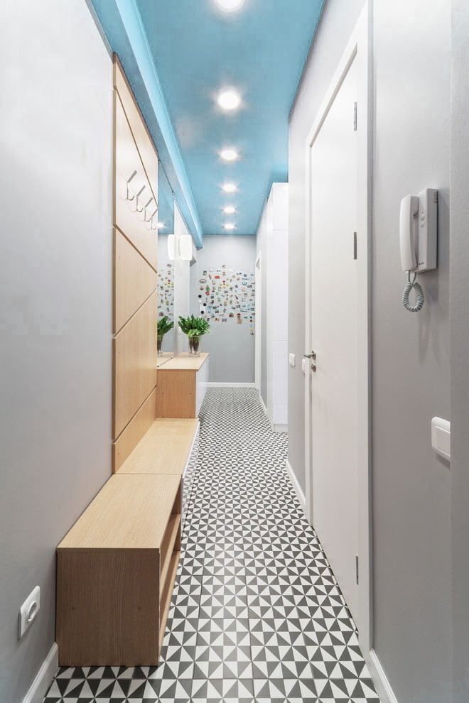 Plafond bleu dans le couloir