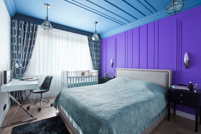 plafond bleu associé à des rideaux