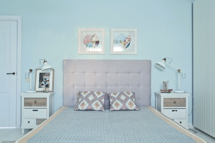 Murs bleu clair dans la chambre