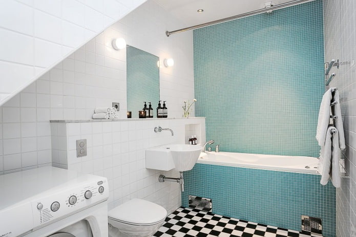 Salle de bain blanche et bleue