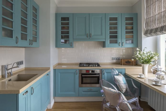 cuisine avec un ensemble bleu