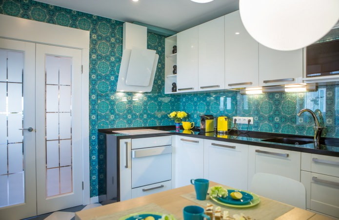 Cuisine avec papier peint bleu