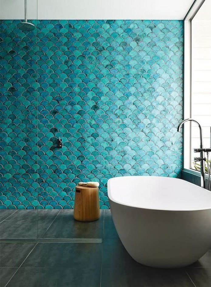 Salle de bain avec un mur bleu