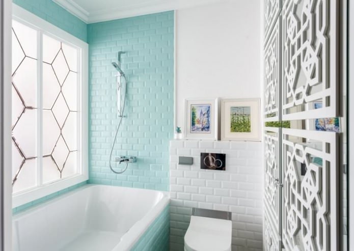 Mur bleu brique dans la salle de bain