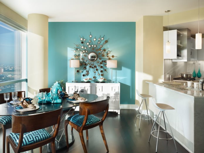 Jaune et bleu à l'intérieur de la cuisine-salle à manger avec un miroir original