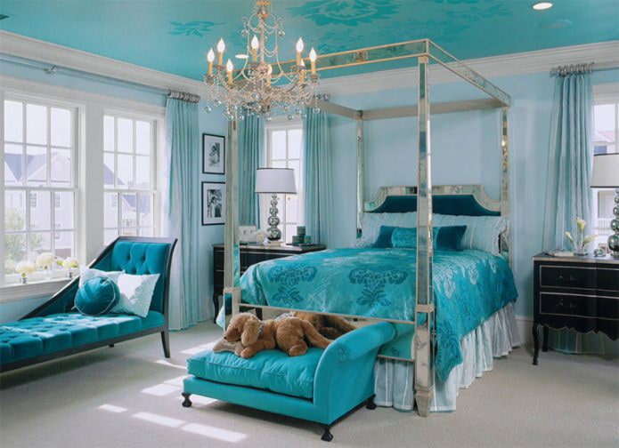 Murs turquoise dans la chambre