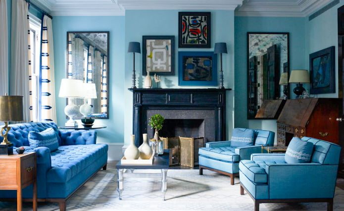 Intérieur d'un salon bleu et bleu clair avec cheminée