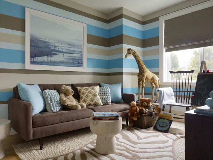 Intérieur de chambre d'enfant marron et bleu avec papier peint à rayures