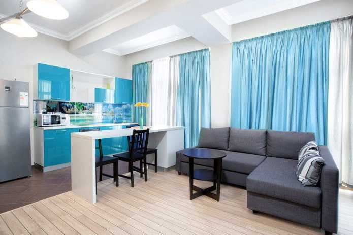 Couleur bleue dans la cuisine-salon