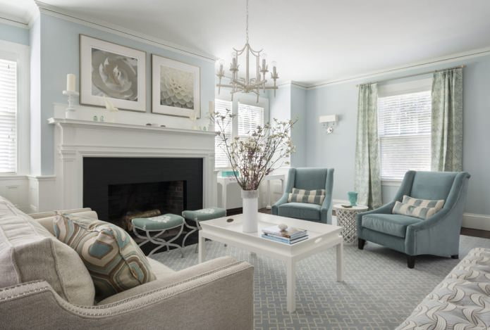 Couleur bleue dans l'intérieur du salon dans un style classique