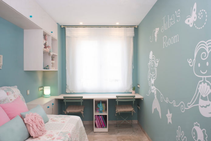 Nuances de bleu à l'intérieur de la chambre d'enfant