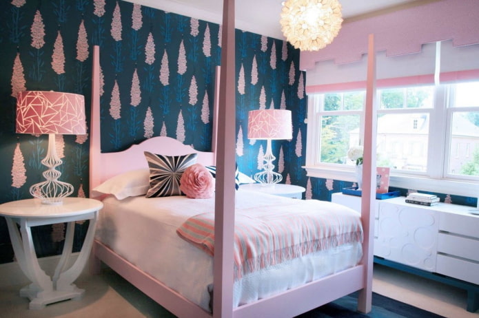Intérieur bleu et rose d'une chambre d'enfant