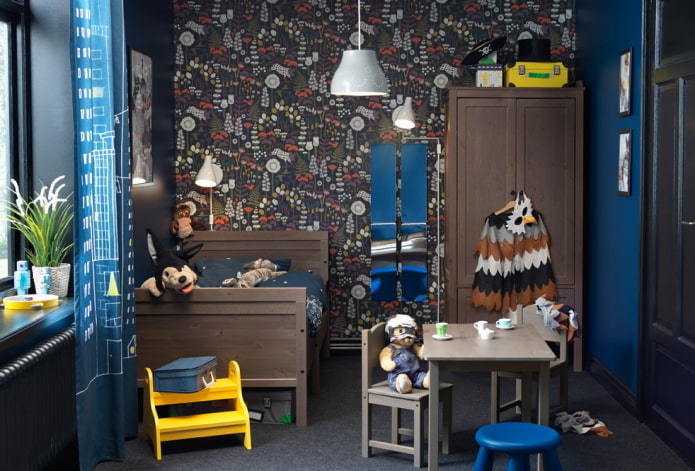 Intérieur marron et bleu d'une chambre d'enfant