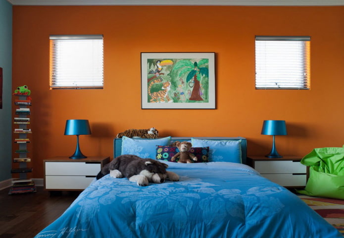 Intérieur bleu et orange de la chambre d'enfant