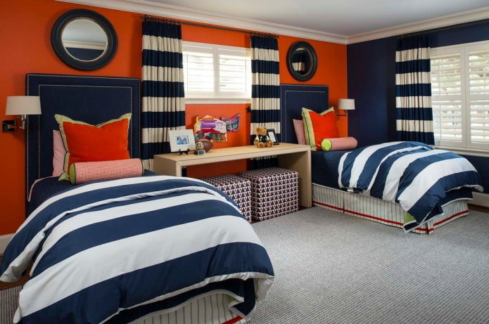 Intérieur bleu et orange de la chambre d'enfant