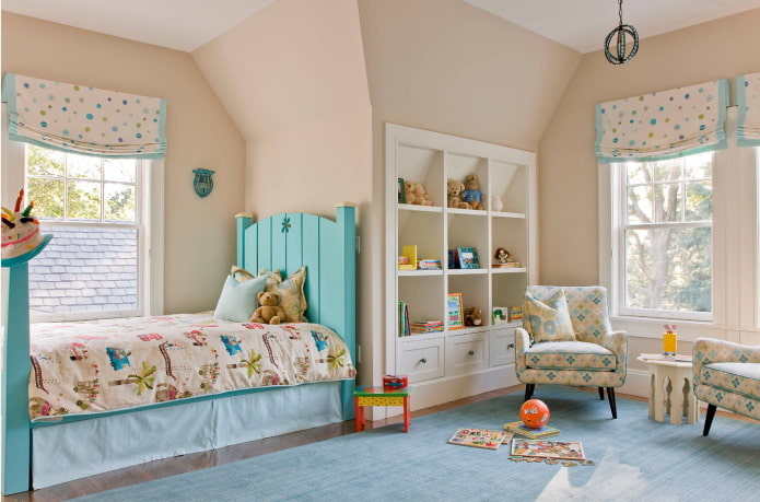 Intérieur beige et bleu de la chambre d'enfant