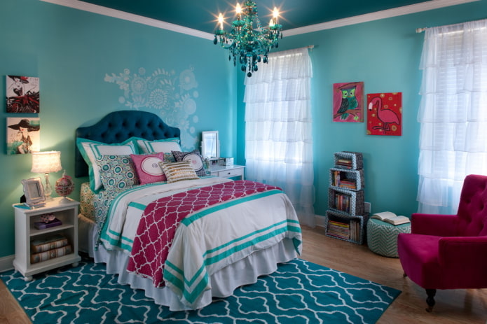 Textiles et décoration d'intérieur dans les tons bleus pour une chambre d'enfant