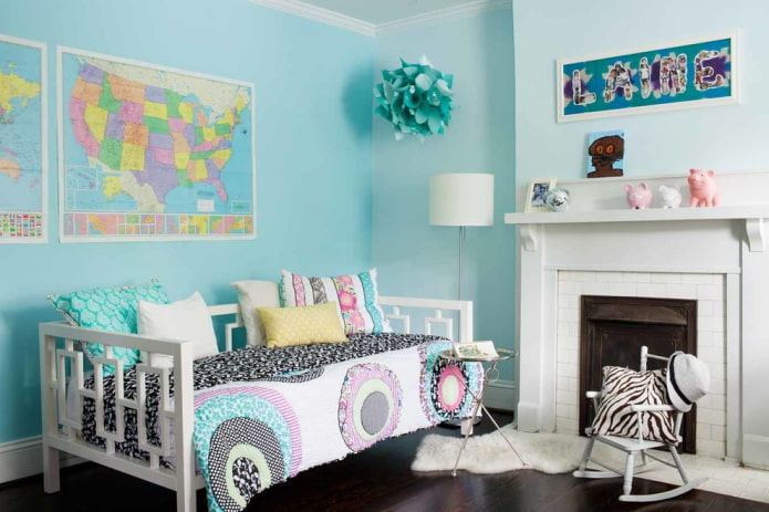 Textiles et décoration d'intérieur dans les tons bleus pour une chambre d'enfant