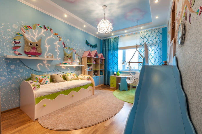 Meubles dans les tons bleus d'une chambre d'enfant
