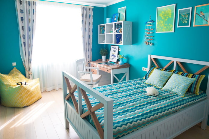 Meubles dans les tons bleus d'une chambre d'enfant