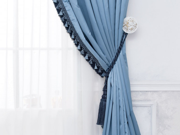 Pompons et franges sur rideaux