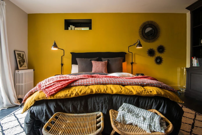mur moutarde derrière le lit