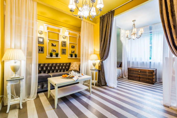 Murs et plafond moutarde