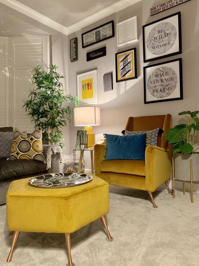 Fauteuil lumineux avec pouf dans le salon