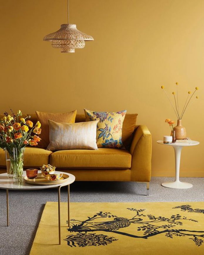 chambre aux tons moutarde