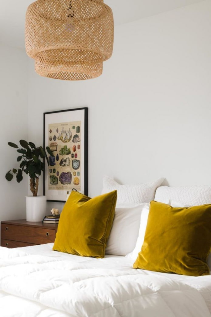 coussins moutarde dans la chambre