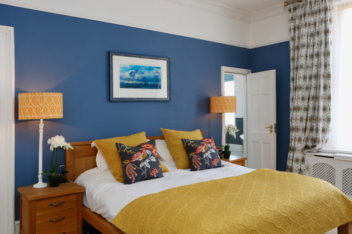 couverture moutarde dans la chambre