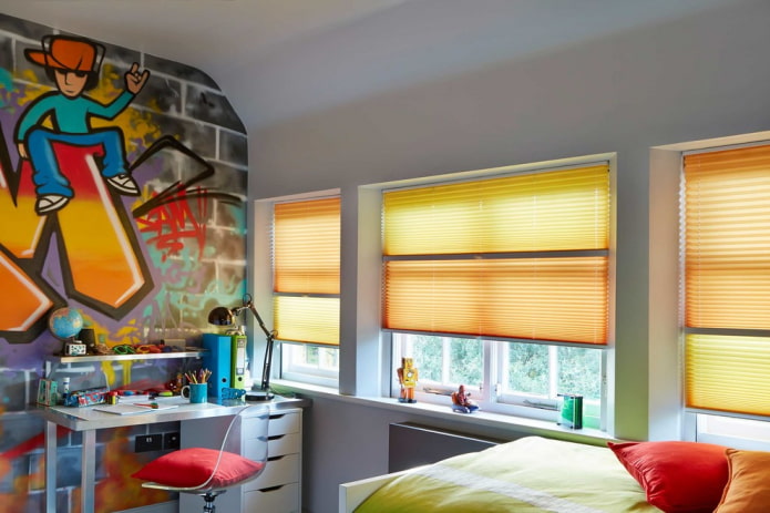 Stores plissés dans une chambre d'enfant